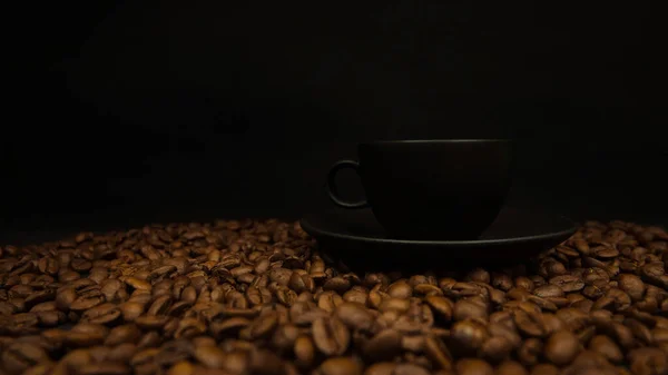 Kopp Espresso Svart Bakgrund Och Rostade Kaffebönor Bakgrundskoncept — Stockfoto