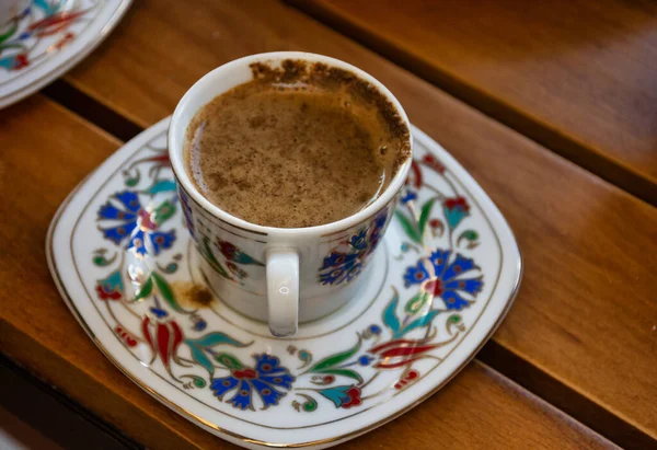 Eine Tasse Türkischen Kaffees Auf Einem Holztisch Traditionelles Ramadan Getränk — Stockfoto