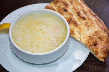 Geleneksel Türk, Asya, tavuk çorbası bir dilim limon ve pide ekmeğiyle servis edilir.
