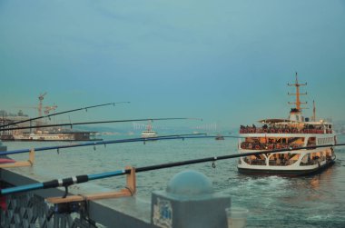Karaköy bölgesindeki Galata Köprüsü, gün ışığında balıkçılık ve feribot kalkıyor.