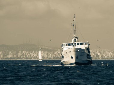 İstanbul yolcu feribotunun Boğaza giden klasik konsept araçlarla dolu İstanbul, Türkiye