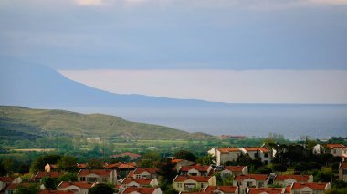 Imbros Adası, Ege Denizi ve Şehir Merkezi 'nden Semendirek Adası manzarası. Gökçeada, Çanakkale, Türkiye 03 / 14 / 2022