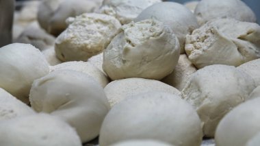 Restoran pişirmek için hamur topları hazırladım. Pizza, pide, hamur topları.