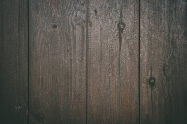 Ahşap bir yüzey, güzel bir desenle, belirgin çizgiler, ahşabın yaşını gösteriyor, duvar kağıdı olarak kullanıma uygun, güzel ve doğal görünüyor.