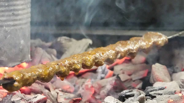 Izgarada Türk Adana Kebap Inın Kapanışı — Stok fotoğraf