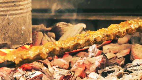 烤肉时 在炽热的火焰中烤着脆的褐色辣味腌制鸡腿 — 图库照片