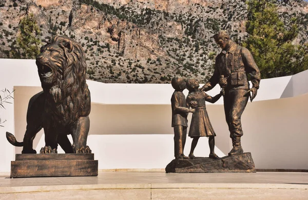 Des Enfants Donnent Des Fleurs Soldat Une Statue Lion Cimetière — Photo
