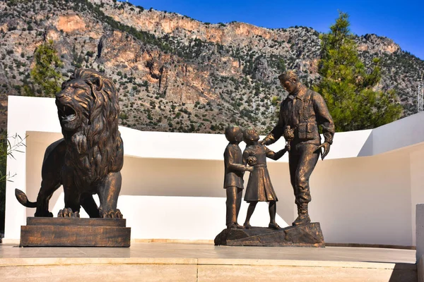 Des Enfants Donnent Des Fleurs Soldat Une Statue Lion Cimetière — Photo