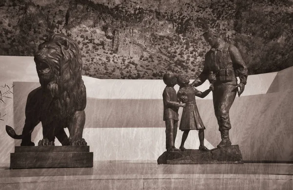 Des Enfants Donnent Des Fleurs Soldat Une Statue Lion Cimetière — Photo