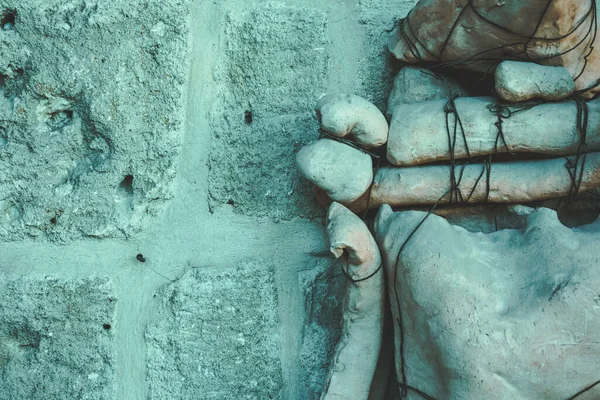 抽象的人形雕塑 由石头 木板和金属丝制成 竖立在墙前 做这工作的人是匿名的 被扔在街上了 土耳其伊兹密尔09 2018 — 图库照片