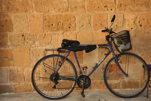 Una Vecchia Bicicletta Abbandonata Fronte Vecchio Muro Pietra Sulla Strada — Foto Stock