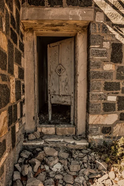 窓とドアのある古い廃屋 古民家 — ストック写真
