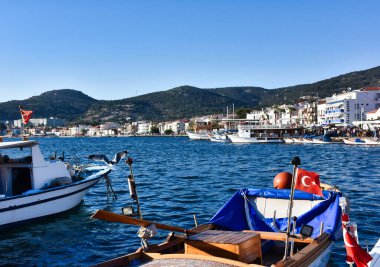 Foca tatil beldesi kıyı şeridi boyunca tekneler. Foca, Türkiye - Ağustos 2022