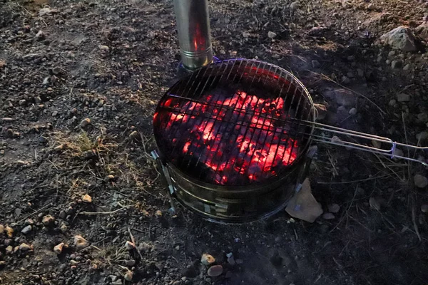 바베큐구워 석탄을 피크닉에서 — 스톡 사진