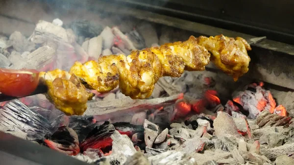 Vaření Adana Kebab Turecký Kebab Grilu Stylu Restaurace Kouř Vycházející — Stock fotografie