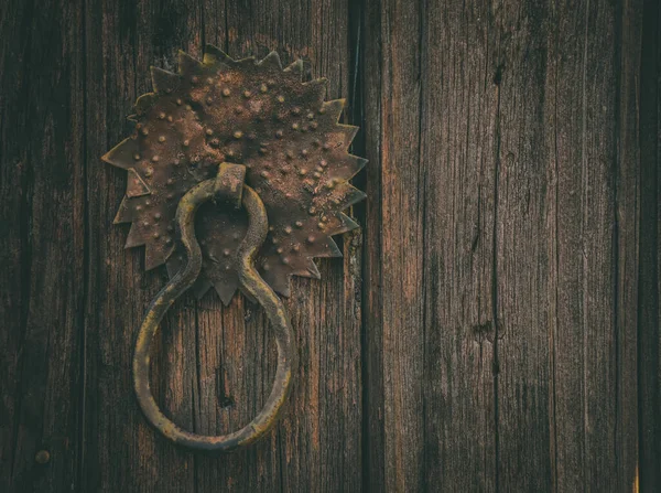 Usado Porta Madeira Medieval Cor Amarela Com Ferro Fundido Enferrujado — Fotografia de Stock