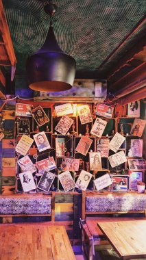 Sahne müşterileri bekleyen boş bir kafe. Kadıköy, İstanbul, Türkiye 10.14.2022 