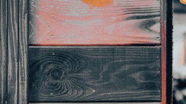 Renkli ahşap yüzey, güzel bir desen, net çizgiler, odak arkaplanı dışında. Duvar kağıdı olarak kullanılabilir.