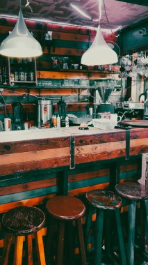 Küçük bir kafe, ahşap bir barın manzarası. İstanbul, Türkiye 10.14.2022 