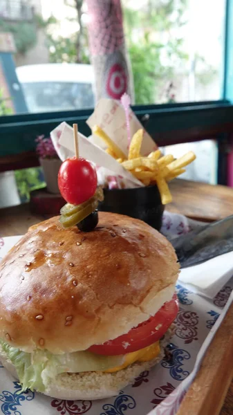 Primer Plano Una Jugosa Hamburguesa Parrilla Con Lechuga Queso Cheddar —  Fotos de Stock