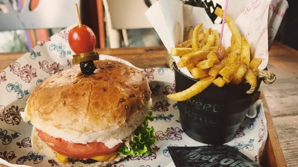 Close Fresh Tasty Cheeseburger Wooden Tray Cafe — Stock fotografie