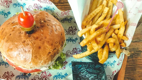 Primo Piano Gustoso Cheeseburger Fresco Patatine Fritte Vassoio Legno — Foto Stock