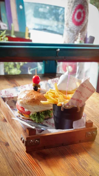 Een Sappige Gegrilde Cheeseburger Met Sla Cheddar Kaas Uien Tomaat — Stockfoto