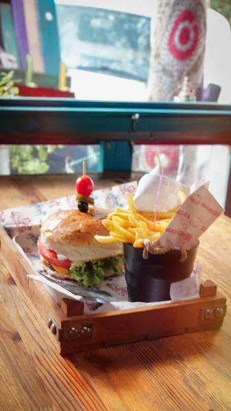 Una Jugosa Hamburguesa Parrilla Con Lechuga Queso Cheddar Cebolla Tomate — Foto de Stock