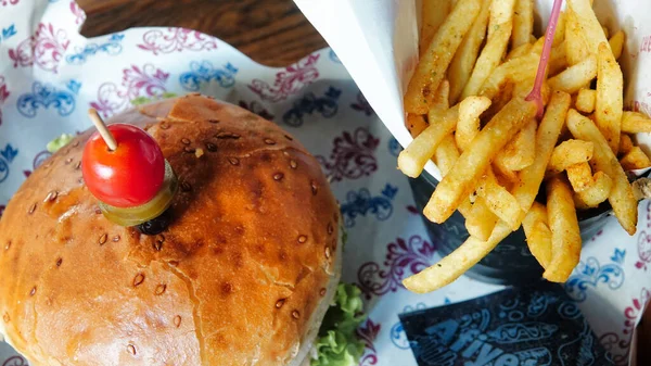 Zbliżenie Świeżego Cheeseburgera Frytek Drewnianej Tacy — Zdjęcie stockowe