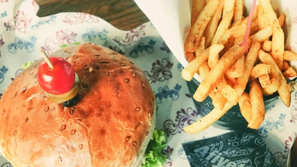Zbliżenie Świeżego Cheeseburgera Frytek Drewnianej Tacy — Zdjęcie stockowe
