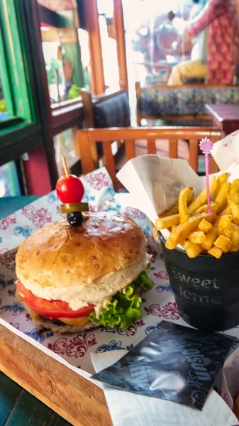 Vista Una Jugosa Hamburguesa Parrilla Con Lechuga Queso Cheddar Cebolla —  Fotos de Stock