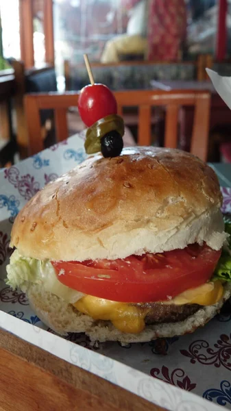 Zbliżenie Świeży Smaczny Cheeseburger Drewniany Taca Kawiarnia Usługi Gastronomiczne — Zdjęcie stockowe