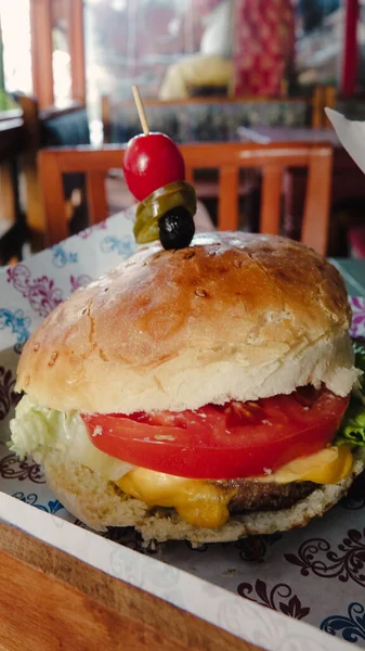 Bir Kafedeki Ahşap Tepside Taze Lezzetli Bir Çizburgerin Kapağını Kapat — Stok fotoğraf