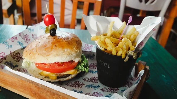 Šťavnatý Grilovaný Cheeseburger Salátem Sýrem Čedar Cibulí Rajčaty Hranolky Dřevěném — Stock fotografie