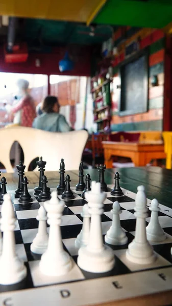 Šachovnice Šachové Figurky Zeleném Dřevěném Stole Kavárně — Stock fotografie