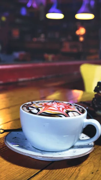 Deliciosa Xícara Cappucino Quente Está Mesa Madeira Com Fundo Café — Fotografia de Stock