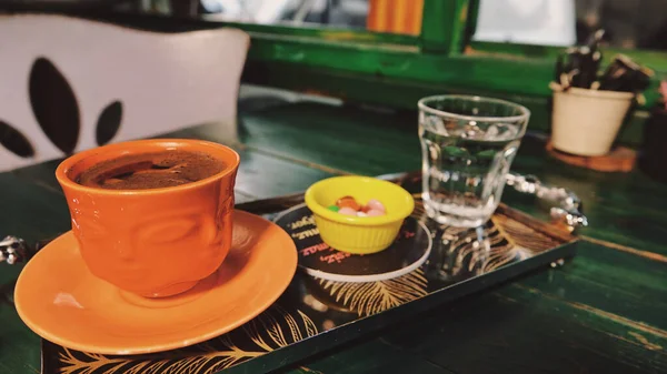 Una Taza Café Turco Servido Una Bandeja Sobre Una Mesa — Foto de Stock