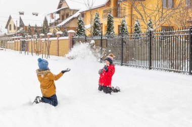 Yürüyüşe çıkmış iki ikiz kardeş. Soğuk karlı kış günü. Çocuklar kartopu oynar. İyi eğlenceler..