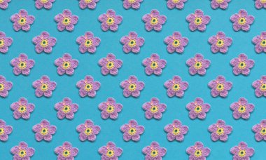 Mor çiçek deseni ve bir kelebek. Mavi veya turkuaz arkaplan