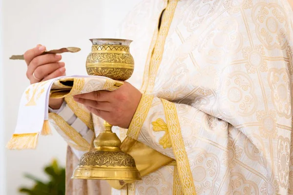 Священник Держит Руках Чашу Желтого Золотого Цвета Освящёнными Тайнами Первое — стоковое фото