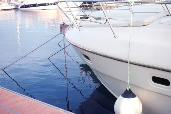 Limandaki bir yatın önünde..