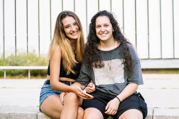 Dos Chicas Sentadas Aire Libre Sonriendo —  Fotos de Stock