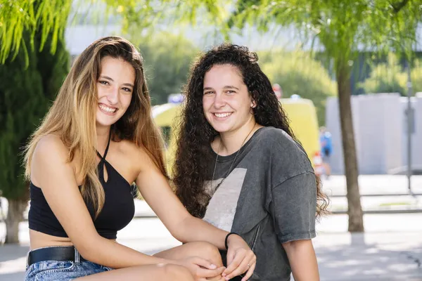 Dos Chicas Sentadas Aire Libre Sonriendo —  Fotos de Stock