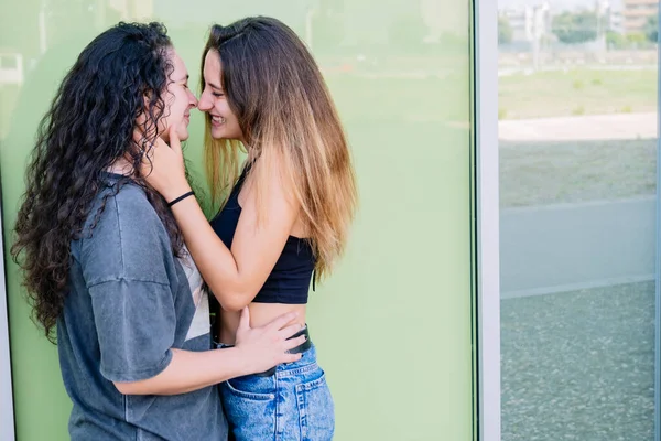 Duas Meninas Atitude Amor Rua — Fotografia de Stock