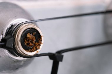 Toprakla tıkanmış musluktan su borusu..