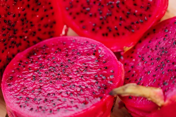 Primer Plano Fruta Roja Del Dragón Cortada Por Mitad — Foto de Stock