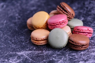 Değişik renkte ve aromalı badem kurabiyeleri..