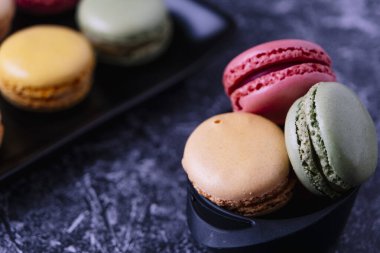 Farklı lezzetlerdeki bazı badem kurabiyelerini yakından çek..