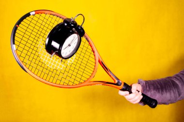 Çocuk tenis raketiyle çalar saate vuruyor..