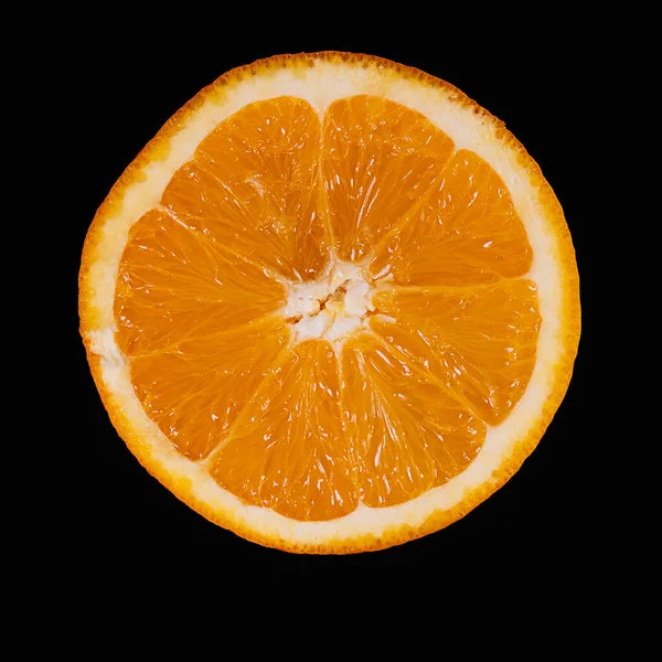 Μισό Πορτοκάλι Αιωρείται Μαύρο Φόντο — Φωτογραφία Αρχείου